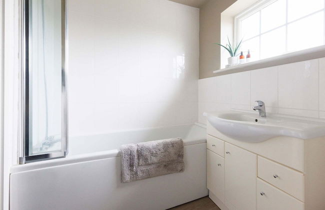 Stylish 4 Bed Home Close to Beach - Foto 32