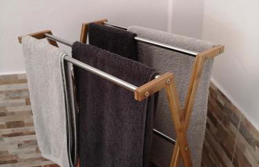 Serene mountain views Spacious garden and sole use of the 10x5m pool - Foto 25