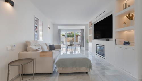 Luxurious And Modern Family Home - Photo 4