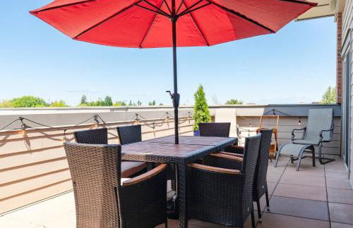 Chic 2BR • King Beds • Huge Patio • 95 Walk Score! - Foto 47