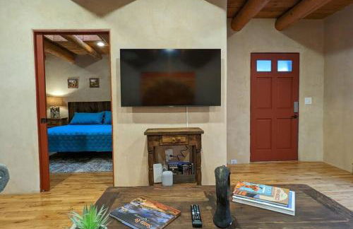 Enchanted Casita with Private Outdoor Hot Tub and Patio, Near Santa Fe Plaza, Sleeps 4 with free parking - Foto 42