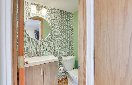 Patio and Lake Views Family-Friendly Canton Retreat - Foto 10