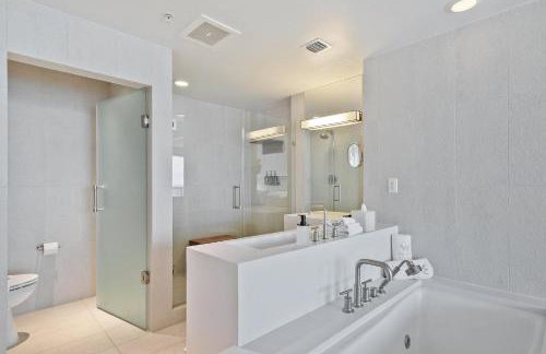 23rd Floor W 2BR with Den, Ocean Views, Sleeps 8 - Foto 17