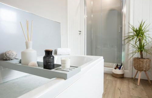 City to Country Retreat Luxury Cottage with Hot Tub - Foto 9