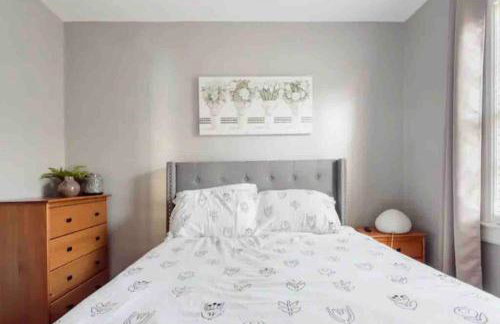 Charming Farmhouse Retreat near Downtown & University Modern Amenities, Fireplace & Porch! - Foto 15