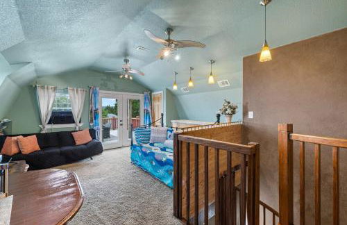 Entire 2br 2ba hilltop view home Sleeps 8 pets 4 acres Jacuzzi Central AC Kingbeds Office Free WiFi Parking Full Kitchen Refrigerator Washer Dryer Furnished Three 3 Large Sunset Dining Patios Grill Stovetop Oven Hiking Wildlife Firepit Quiet very Secluded - Foto 28