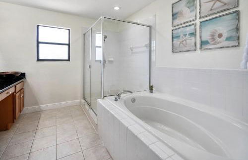 Spacious 4BR Home Perfect for Families - Foto 22