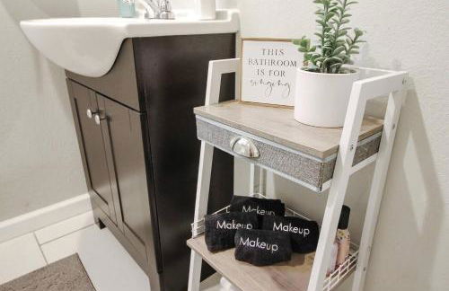 Fenced Yard and Patio W Grill plus Game Room - Foto 16