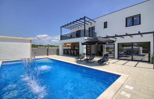 Luxury Villa with extra heated pool with hydromassage, biliard near town center and beach by WiiBuk - Foto 10