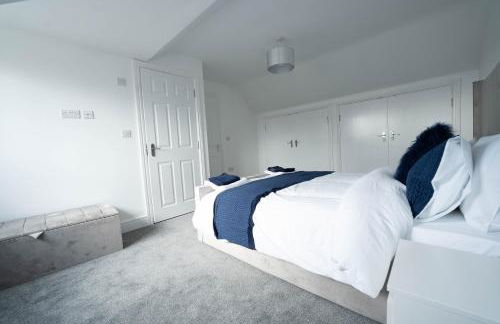 Entire Modern Home with Private Parking for 6/8 Persons - Photo 29