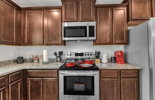 4BR Townhouse King Bed 2-Story Near NC State - Foto 24