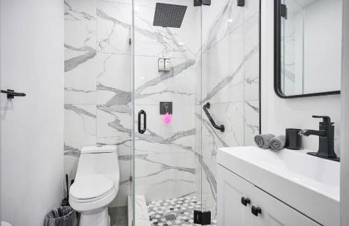 Vacay Spot Happy Escape 15 Min Beach Massage Shower Prime LOC! 6 blocks away from Bars, Nite Clubs, Res, Shops - Photo 9