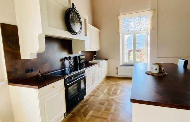 Elegant Hillside Mansion - Photo 13