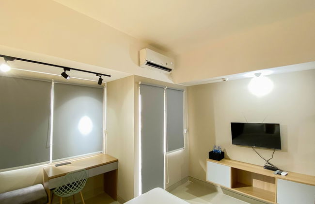 Homey and Well Furnished Studio LRT City Jatibening Apartment - Photo 21