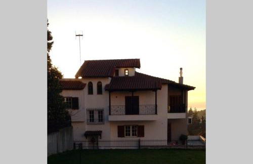 Τraditional fully detached villa on a luxurious hillock of Thessaloniki with its own garden also for family & wedding gatherings for 10 to 25 people only 15 minutes from airport - Foto 8