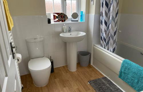 Stunning Large Detached Gloucester, 4 beds, 3 bedroom, 2 bathroom property, Nr Chelt, The Docks and Quays sleeps 6 - Photo 10