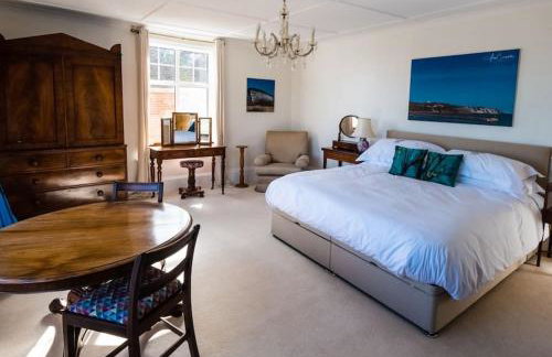 Beachside period family home. 5 BR spacious, comfortable. - Photo 31