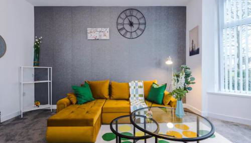 Group-Friendly Home near Manchester with Hot Tub and Private Cinema Room - Foto 2