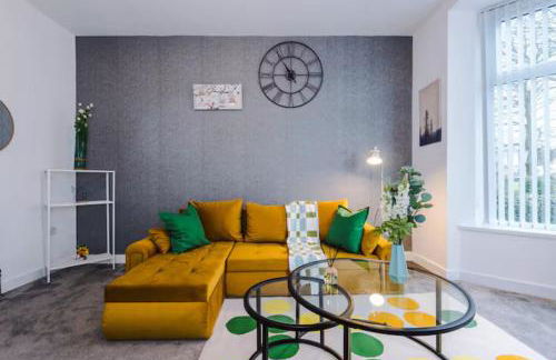 Group-Friendly Home near Manchester with Hot Tub and Private Cinema Room - Foto 2