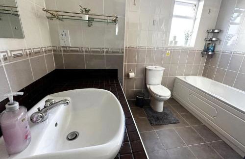 Green Haven Villa - 4BR Spacious House with Hot tub, Ample Parking, Air Condition, WIFI, Netflix, Patio & Garden - Foto 17