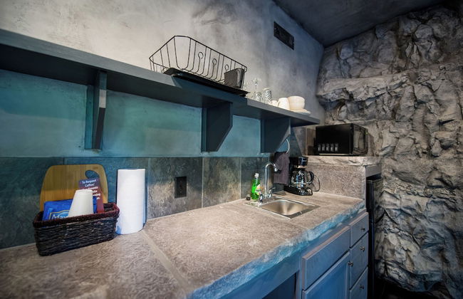 Eureka Springs Treehouses, Hobbit Caves & Castles - Photo 25