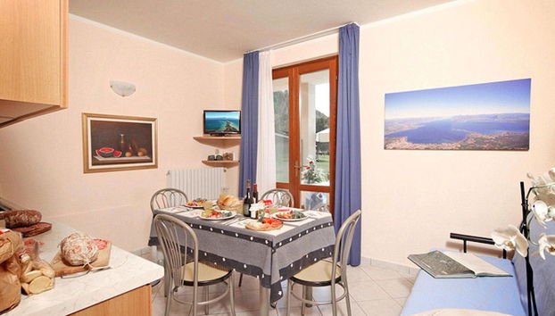 Lake-view Holiday Home in Tremosine for Couples With 2 Pools - Foto 2, Sala de estar