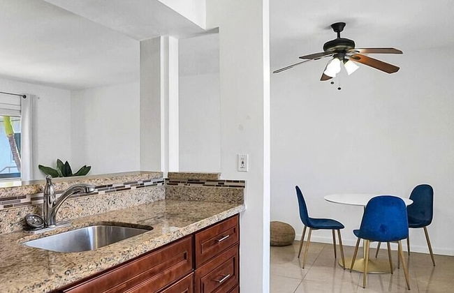 Waterfront Studio Hollywood Boardwalk Pool - Photo 5