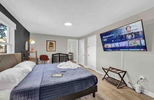 3 mins from Downtown - PS5, King Bed & EV Charger - Foto 1