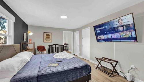 3 mins from Downtown - PS5, King Bed & EV Charger - Foto 1