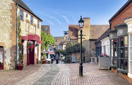 Bright 1 bedroom apartments near Farnham Castle - Photo 12