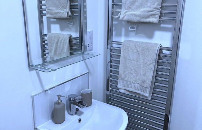 Captivating 1-bed Apartment in Nottingham - Photo 10