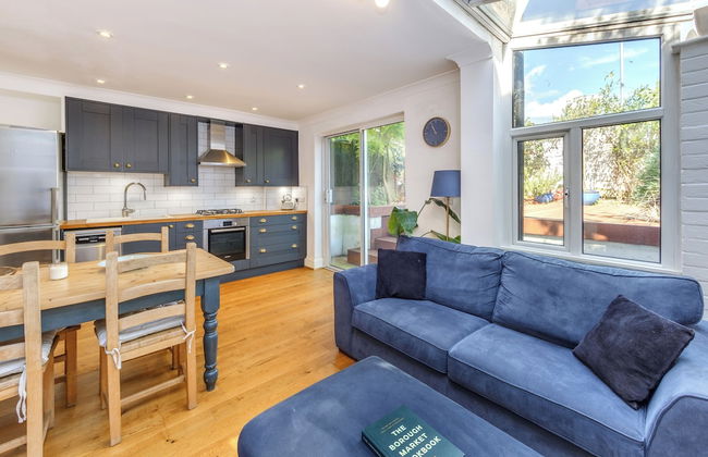 Charming Hampstead Retreat with Patio - Foto 11