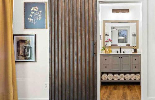 Art Deco Gem-King Suite-Hot Tub-Outdoor Fire Place - Foto 7