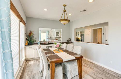 Walk to Beach Home with 2 Decks in Galveston! - Foto 9