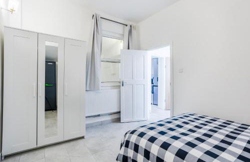 4 bedroom house with Garden, Parking & 3 mins Walking Distance from Train Station - Photo 44