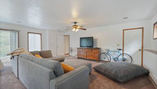 Mountain Home w/ a River in Back - Close to Skiing - Foto 5