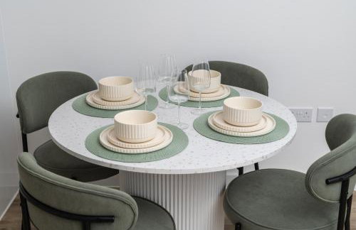 Modern Canal-Side Apartment in Milton Keynes - Photo 17