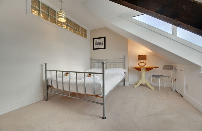 Percy Apartments - By Week2Week - Photo 6