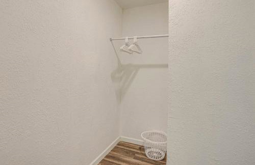 Quaint Concord Home with Covered Porch Near Hiking - Foto 14