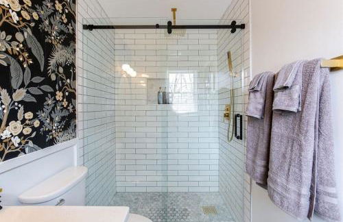 Lux Home-mins to Truist Park wKing pet friendly - Foto 46