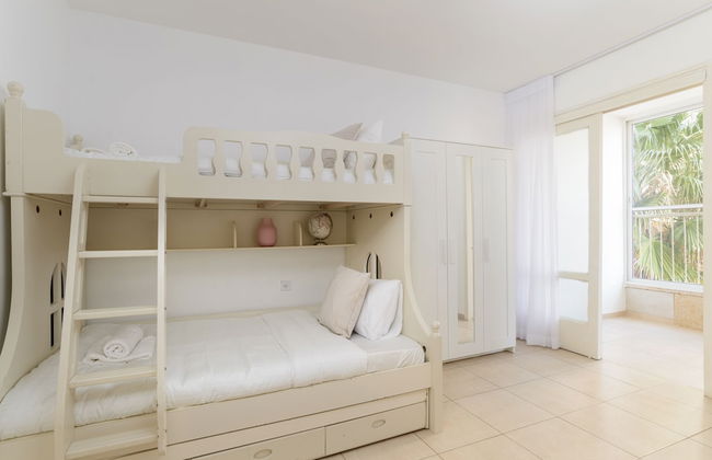 Bright and Fresh Family Home near Beach - Foto 12