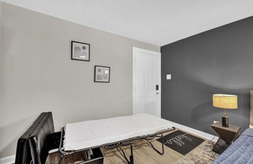 3 mins from Downtown - PS5, King Bed & EV Charger - Foto 7