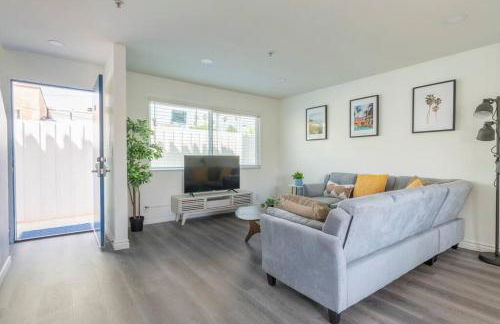 Modern 2BR Condo with King Bed & Balcony near LA - Foto 44