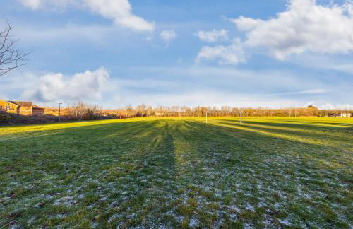 Keaton House - Close to City Centre - Free Parking, Spacious Garden, Fast Wifi and Smart TV by Yoko Property - Foto 28