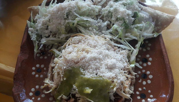 Catando dierentes platos tradicionales de México