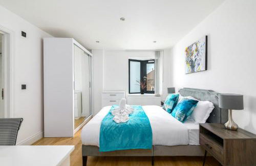 Modern Top-Floor 2-Bedroom, 2-Bathroom Apartment with Lift & a Private Balcony, Sleeps 6 - Foto 12