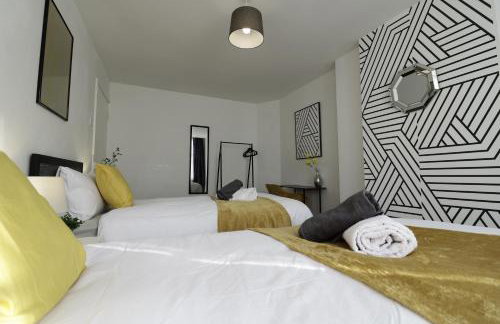 d-Entire 2-Bedroom Apartment in the bustling City Centre WIFI TRAIN & BUS STATION - Foto 2