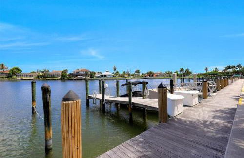 Walkout condo with beach access, pool and pickleball - Foto 46