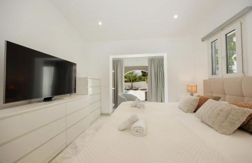 Marbella, Costabella - Beachfront Villa with Heated Pool - Photo 37