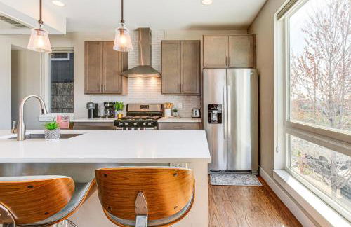 Walk to Mile High Stadium Modern Denver Townhome - Foto 9